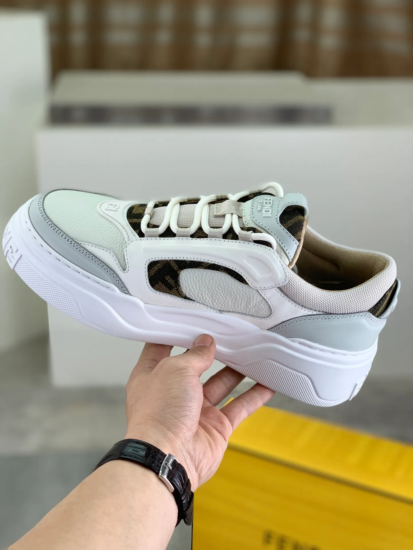 Men's men's shoes 💰P760 new style 💰💎💎💎 summer hot style [FENDI Fendi] top version 🆕New sneakers, wavy soles engraved with original words. Embossed Fendi Flow lettering on the heel. The upper is made of high-end calfskin and breathable materials. Original lining with tone-on-tone details decorated with innovative handcrafting techniques. Ultra-light and wear-resistant TPU and IP foam soles, overall lightweight and comfortable. Size:39-44 (38 45 can be customized)